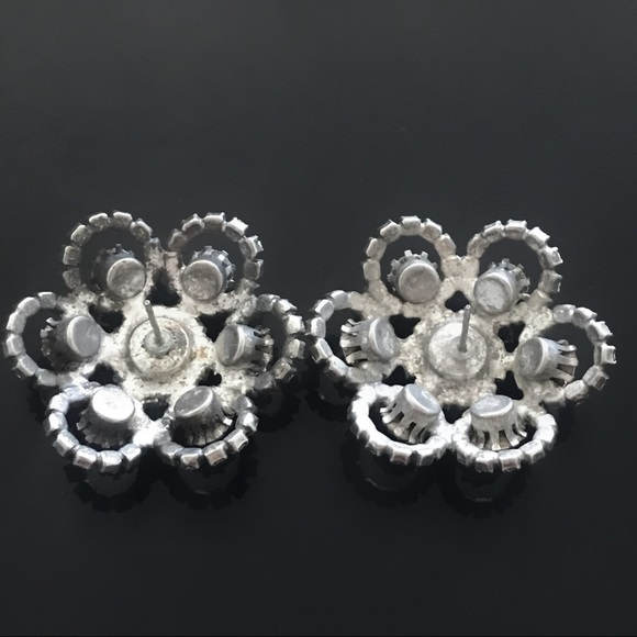 ✨Sparkling Blossom 🌸 Stud Earrings - Picture 2 of 2